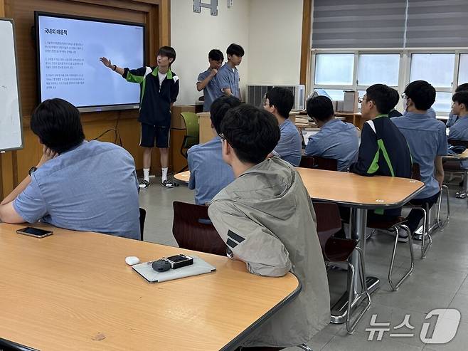 '2025 체커톤 한마당'에서 학생들이 발표하고 있다.(전남도교육청 제공, 재판매 및 DB 금지)/뉴스1