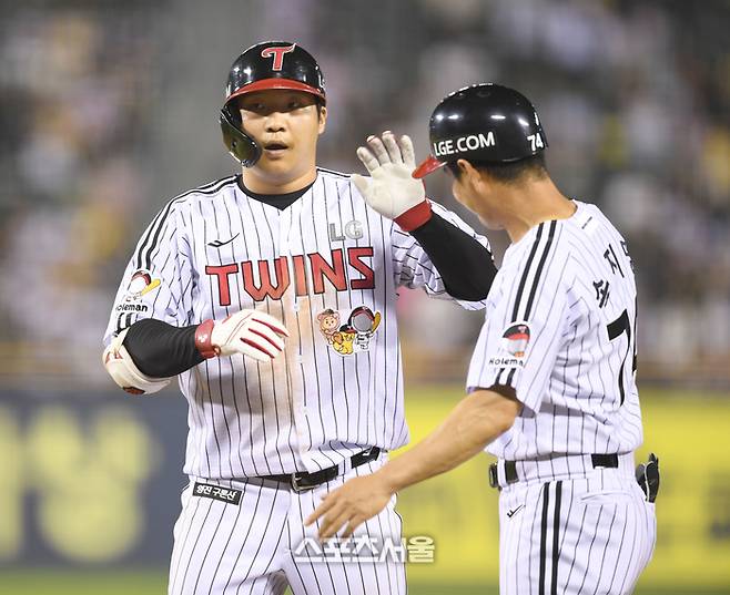 LG 문보경이 7일 서울 잠실구장에서 열린 2025 KBO리그 두산과 경기 7회말 1사1루 우전안타를 친 후 송지만 코치와 하이파이브를 하고 있다. 잠실 | 최승섭기자 thunder@sportsseoul.com