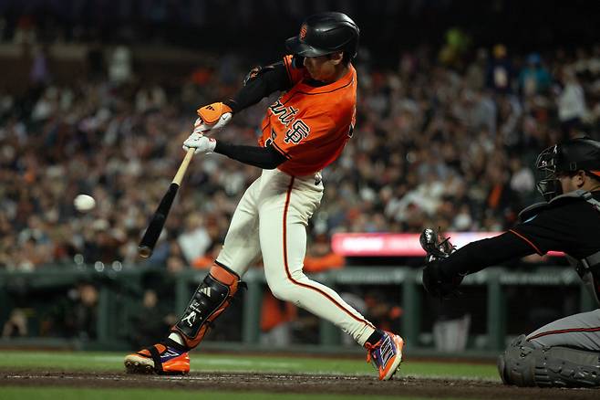 샌프란시스코 자이언츠 이정후가 30일(한국시각) 오라클파크에서 열린 볼티모어 오리올스전에서 2회말 선두타자로 타석에 들어가 좌전안타를 터뜨리고 있다. Imagn Images연합뉴스