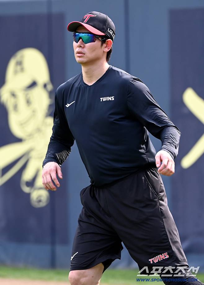 외야 그라운드에서 몸을 풀며 차근차근 복귀 준비를 하고 있는 홍창기.