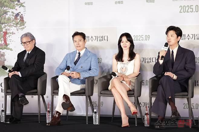 영화 '어쩔수가 없다' 제작보고회에 참석한 박찬욱 감독, 배우 이병헌, 손예진, 박희순.  25.8.19 ⓒ이혜영 기자 lhy@hankooki.com