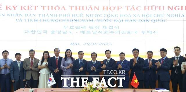 충남도와 후에시 관계자들이 기념촬영을 하고 있다. /충남도