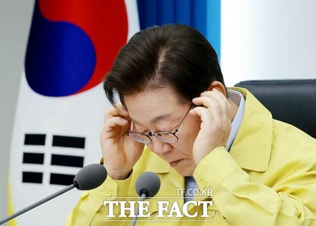 행정안전부는 이재명 대통령 지시에 따라 30일 오후 7시부로 가뭄 피해를 겪는 강원도 강릉시 일원에 재난사태를 선포했다. 이 대통령이 지난 21일 서울 용산 대통령실 청사에서 열린 제8차 수석·보좌관 회의에서 안경을 바꿔쓰고 있다. /뉴시스