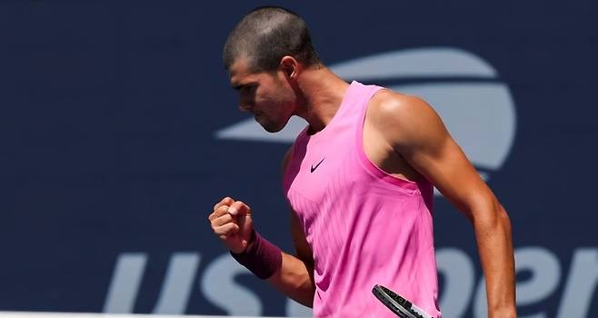2025 US오픈 남자단식 32강전에서 포인트를 딴 뒤 주먹을 불끈 쥐는 카를로스 알카라스. 사진/ATP 투어