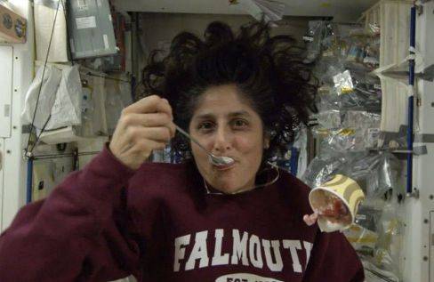 2006년 국제우주정거장(ISS)에 냉동고가 설치된 이후 우주 공간에서도 진짜 아이스크림을 먹을 수 있게 됐다. 미 항공우주국(NASA) TV 캡처