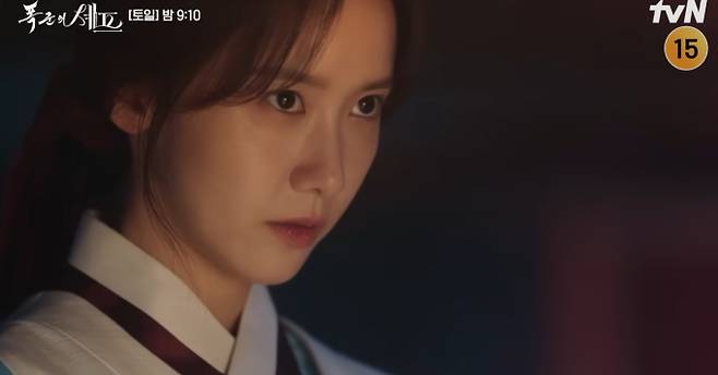 tvN 드라마 '폭군의 셰프'에서 과거로 시간 이동한 셰프 연지영(임윤아 분)과 폭군 이헌(이채민 분)의 아슬아슬한 첫 저녁 식사 장면이 공개됐다. 연지영은 조선 최악의 폭군으로 알려진 이헌을 위해 직접 수라상을 준비하지만, 옷을 풀어헤친 이헌의 모습에 당황한다. 긴장 속에서 연지영은 이헌에게 "베르사유 궁정 요리의 뿌리를 둔 정통 프랑스 요리, 오트 퀴진"을 선보인다. 조선 시대 왕에게 바쳐진 프랑스 요리라는 파격적인 설정은 두 인물의 관계와 앞으로의 이야기에 대한 기대감을 높인다.
