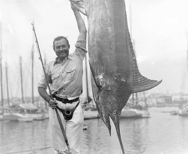 1934년 헤밍웨이가 쿠바 아바나 항구에서 잡은 청새치를 들어 보이고 있다. /조선일보DB