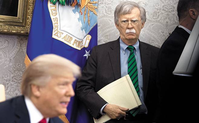 ์กด ๋ณผํด ์ ๋ณด์ข๊ด์ด 2018๋
5์ ๋ฏธ ์์ฑํด DC ๋ฐฑ์
๊ด ์ง๋ฌด์ค์์ ์ฐ์คํ๋ ํธ๋ผํ ๋น์ ๋ํต๋ น์ ์ง์ผ๋ณด๋ ๋ชจ์ต. /AFP ์ฐํฉ๋ด์ค