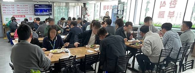 고물가에 점심값 부담이 커지는 가운데 서울 강남 한 한식뷔페에서 직장인들이 식사를 하고 있다. /박상훈 기자