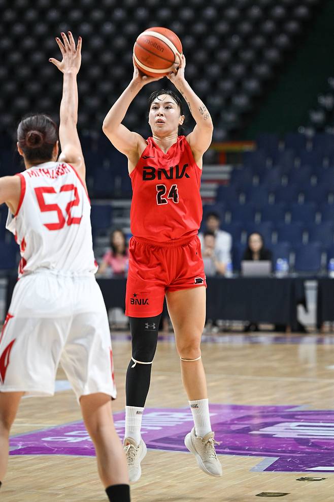 BNK의 김소니아가 30일 일본 후지쯔와 벌인 2025 박신자컵 개막전에서 슈팅을 시도하고 있다. /WKBL
