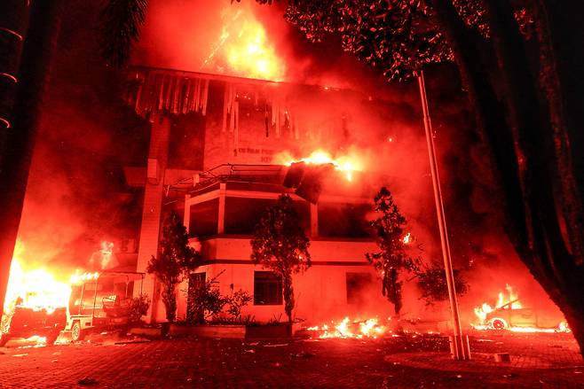 외신에 따르면 29일(현지 시각) 남술라웨시주 마사카르의 지방 의회에 불이 나 3명이 숨지고 5명이 다쳤다. /AFP 연합뉴스