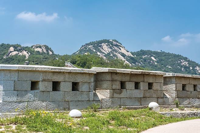 인왕산과 어우러진 한양도성