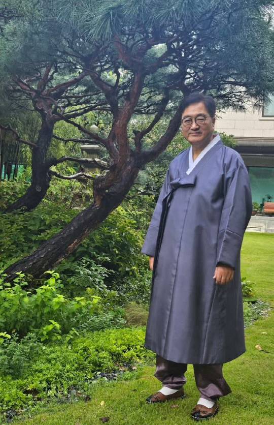 우원식 국회의장이 30일 페이스북에 올린 한복 착용 사진. 페이스북 갈무리