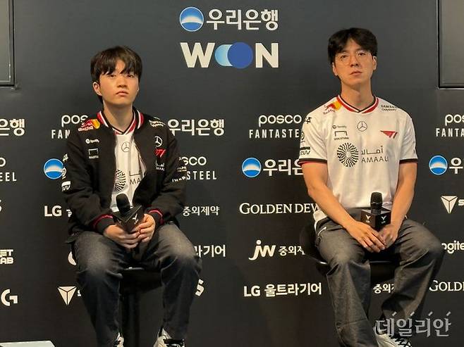 '케리아' 류민석(왼쪽)과 김정균 T1 감독이 30일 서울 종로구 LCK 아레나에서 열린 2025 LoL 챔피언스 코리아 정규 시즌 5라운드 마지막 경기를 마치고 기자들에게 소감을 밝히고 있다. ⓒ데일리안 황지현 기자