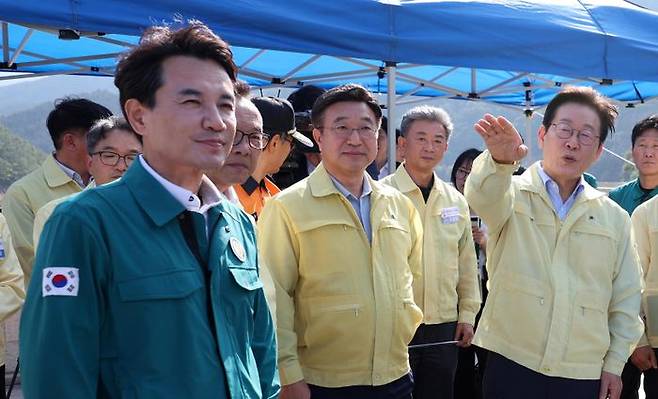 이재명 대통령(사진 오른쪽)과 김진태 강원특별자치도지사가 30일 강원 강릉시 성산면 오봉저수지를 방문해 가뭄 피해 상황 등을 점검하고 있다. ⓒ뉴시스