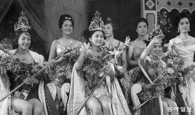 저자는 근대의 미인은 단지 아름다운 인물만을 의미하는 것이 아니라, 근대의 이상과 시대적 요청을 함축한 구상물이었다고 말한다. 이러한 미의식의 변화가 사회상의 변화를 가져왔다는 것이다. 사진은 1963년도 미스코리아 참가자들. 동아일보DB