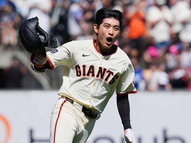 이정후(샌프란시스코)가 29일 시카고 컵스와의 미국프로야구 메이저리그 안방경기에서 9회말 끝내기 안타로 4-3 승리를 이끈 뒤 헬멧을 벗으며 환호하고 있다. 샌프란시스코=AP 뉴시스