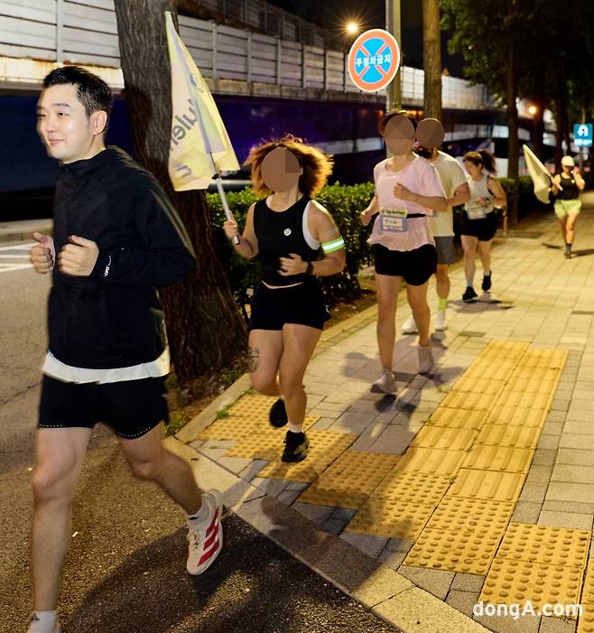 룰루레몬 런클럽에 참석해 한강 주변을 러닝 중인 참가자들.