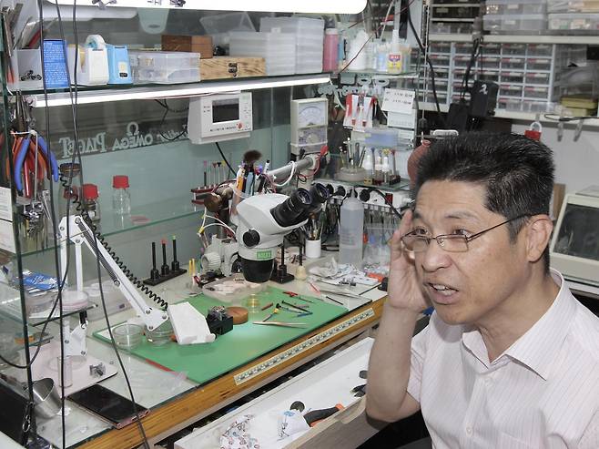 시계를 수리하고 있는 오 장인. 장인은 수리에 사용하는 현미경(루페), 망치 등이 모두 할아버지 대부터 이어져 왔다고 설명했다. 사진=김영호 기자 rladugh2349@donga.com