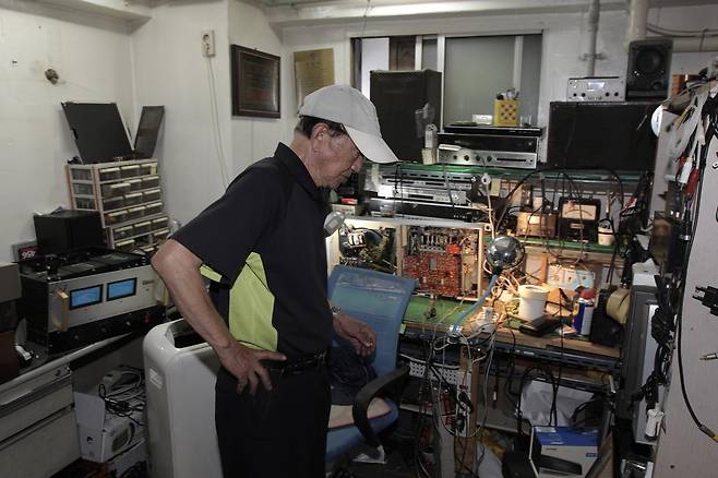 수리수리협동조합의 이승근 장인. “모든 것을 수리한다”는 장인은 세운상가 2층의 메이커스 큐브에서 작업을 하다 현재는 7층까지 작업실을 옮겼다. 사진=김영호 기자 rladugh2349@donga.com