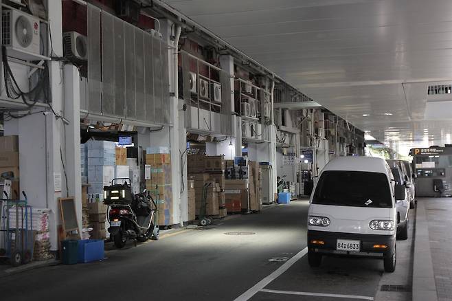 세운상가의 광경. 음향기기, 기계 부품 등이 여전히 분주하게 오가며 활기를 채우고 있다. (사진=김영호 기자 rladugh2349@donga.com)