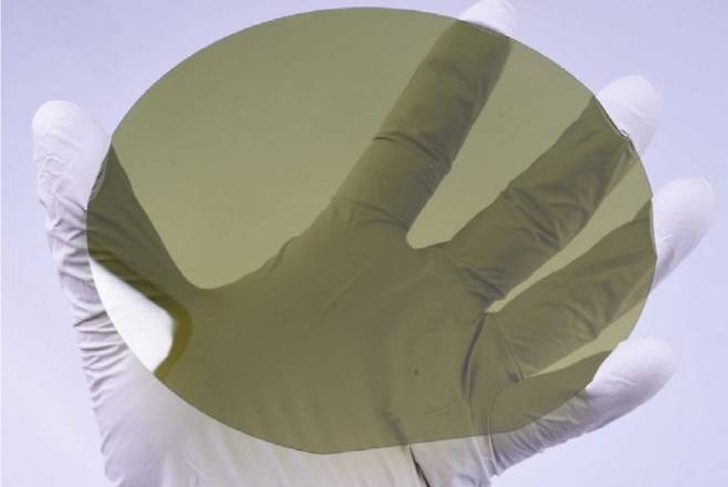 질화갈륨(GaN)으로 만든 화합물 반도체 소재는 기존 실리콘(Si)으로 만든 소재와 달리 투명하다. Shanghai Famous Trade 제공