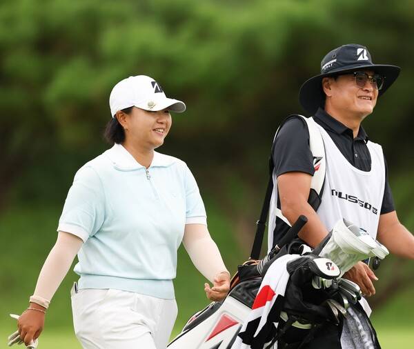 2025년 한국여자프로골프(KLPGA) 투어 제14회 KG 레이디스 오픈 우승 경쟁에 뛰어든 신다인 프로가 2라운드에서 경기하는 모습이다. 사진제공=KLPGA