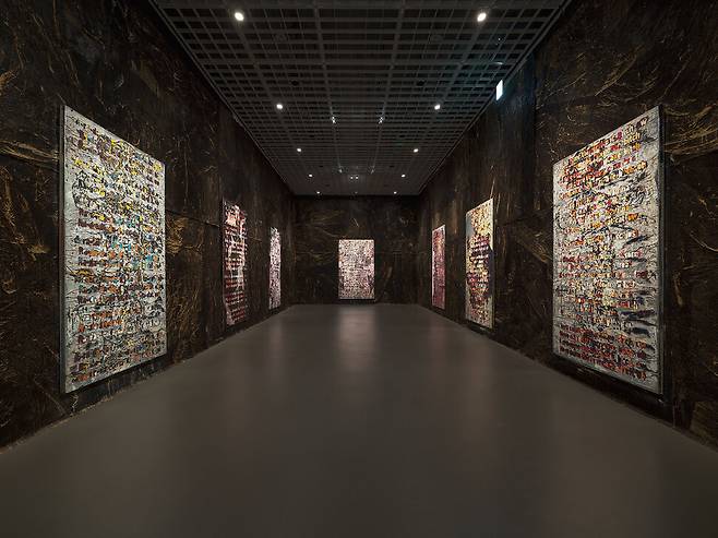 서울 전시를 위한 신작 ‘폭풍이 몰려온다\', 2025. 자연 재해와 도시 하층민의 삶을 병치했다. 아모레퍼시픽 미술관 제공