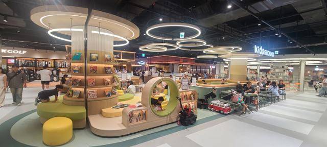 7월 29일 경기 고양시 스타필드마켓 킨텍스점 2층 키즈그라운드에서 아이들이 놀고 있다. 고양=박경담 기자