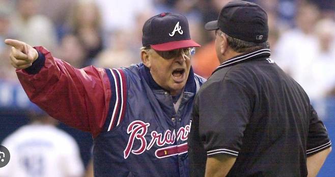 주심과 논쟁을 벌이고 있는 바비 콕스 감독. 화끈한 성격의 콕스는 통산 162번 퇴장당해 이 부분 독보적인 1위에 올라있다. MLB 홈페이지