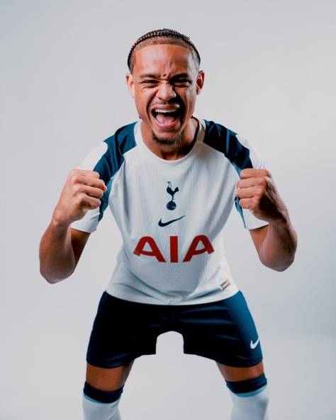 토트넘 유니폼을 입은 사비 시몬스. 사진=토트넘 SNS