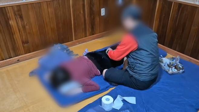 현장을 급습한 제주자치경찰단 앞에서 불법 침 시술을 진행하는 가짜 한의사