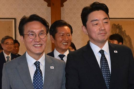 10일 서울 종로구 삼청동 총리 공관에서 열린 2차 고위당정협의회에서 김민석 국무총리(왼쪽), 정청래 더불어민주당 대표(가운데), 강훈식 대통령 비서실장이 기념 촬영을 마친 뒤 이동하고 있다. 뉴스1