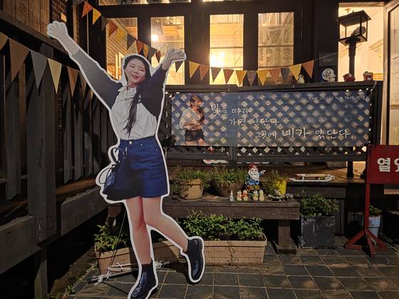 28일 오후 7시 성남시 분당구 수내동에 위치한 서점 '그림책 Nori'에서 '서현역 흉기난동 사건'의 피해자 고 김혜빈(사망 당시 20세)씨의 2주기 추모제가 열렸다. 이영근 기자