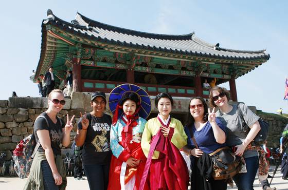 조선시대 3대 읍성 가운데 하나인 충남 서산 해미읍성에서 관광객들이 한복을 입고 사진을 찍고 있다. 서산시는 해미읍성에서 1박2일간 머무는 프로그램을 운영한다. [사진 서산시]