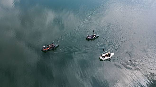 팩래프트 동호회 회원들이 청풍호를 가르며 패들링 하고 있다. 김종호 기자