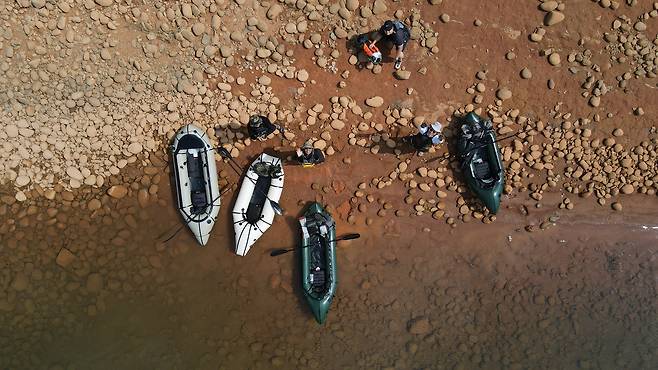 청풍호에서 팩래프트를 즐기는 동호회 회원들. 김종호 기자