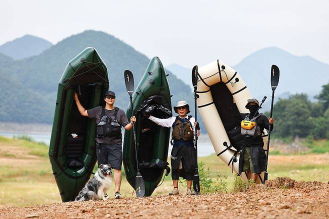 각자의 팩래프트를 들어보이고 있다. 김종호 기자