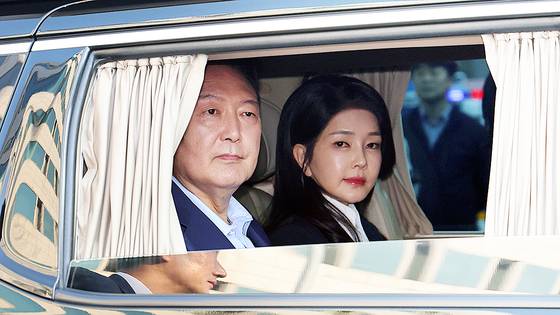 윤석열 전 대통령과 김건희 여자사 지난 4월11일 서울 용산구 한남동 관저를 떠나 서초동 사저로 거처를 옮기고 있다. 전민규 기자