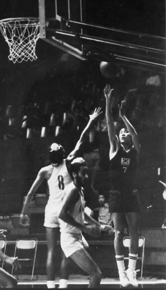 신동파 선수(7번)는 1960~70년대 한국 농구 전성기에 슈터로 활약했던 농구 스타였다. [중앙포토]
