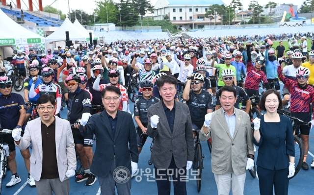 ▲ 최북단 동부전선을 내달릴 ‘2025 투르 드 DMZ 고성 그란폰도’ 대회 참가자들이 출발 신호를 기다리고 있다.