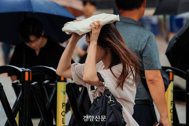 지난 25일 서울 시내에 소나기가 내리고 있다. 이준헌 기자