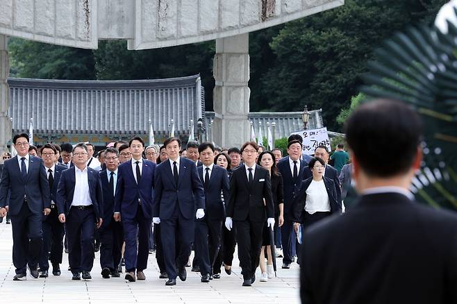 조국 조국혁신당 혁신정책연구원장이 지난 8월 26일 광주 국립5·18민주묘지를 찾아 당원들과 참배하기 위해 이동하고 있다. 연합뉴스