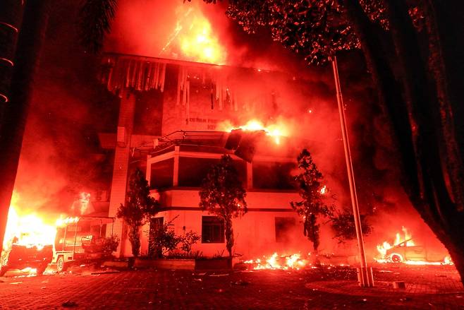 29일 인도네시아 남부 술라웨시주 마카사르에서 시위가 격화되던 중 마카사르 시의회 건물에 불이 났다. 이 화재로 최소 3명이 사망한 것으로 알려졌다. AFP연합뉴스