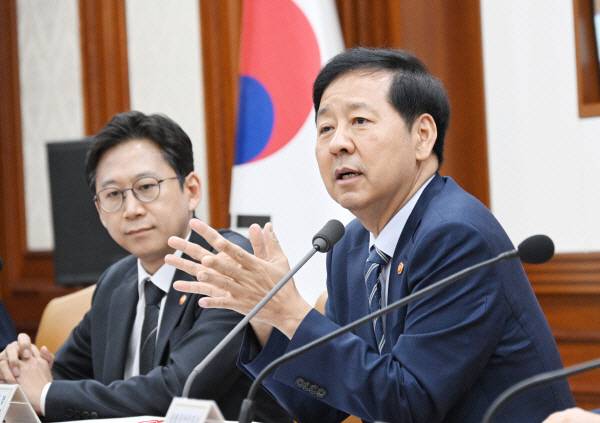 구윤철(오른쪽) 부총리 겸 기획재정부 장관이 지난 22일 정부서울청사에서 열린 ‘성장전략TF 겸 경제관계장관회의’에서 발언하고 있다. 사진은 기사 내용과 직접적인 관련이 없음. 기재부 제공