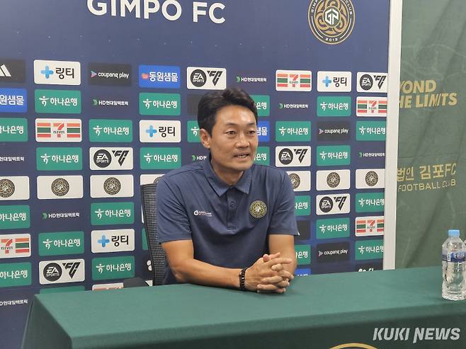 서동원 김포FC 수석코치가 30일 오후 7시 김포솔터축구장에서 열린 전남과의 ‘하나은행 K리그2 2025’ 27라운드 경기 후 기자회견을 하고 있다. 송한석 기자&nbsp;