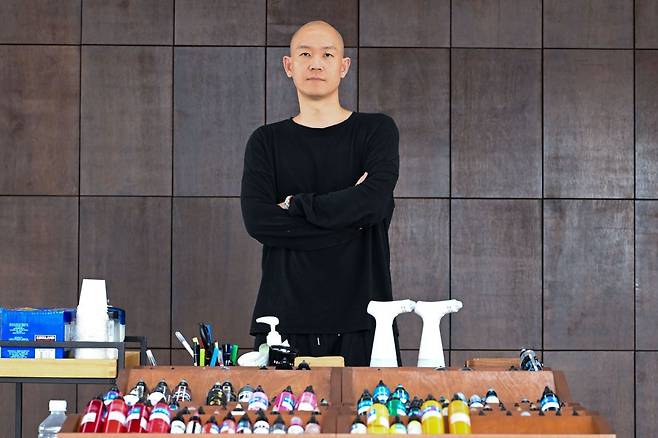 김도윤(타투이스트 도이)씨가 21일 서울 영등포구 온스퀘어빌딩에서 국민일보와 만나 인터뷰 전 포즈를 취하고 있다. 윤웅 기자