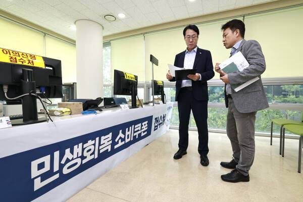 정명근 화성특례시장이 민생회복 소비쿠폰 접수처를 점검하고 있다. 화성특례시 제공