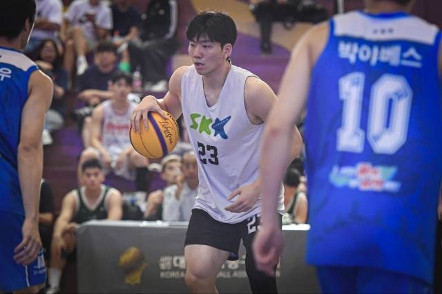 구민교는 “얼리 엔트리에 대해서는 확실하게 답하기가 힘들다”며 “KBL에 가고 싶은 마음이 있다. 그러나 설득이 필요한 부분이 있다. (김상준)감독님도 나를 계속 키우고 싶어 한다. 그 부분에서 고민이 있다. 1년이라도 더 빨리 나가서 경쟁하고 싶은 마음이 있기에 고민이 크다”고 전했다. 사진=대한민국농구협회 제공