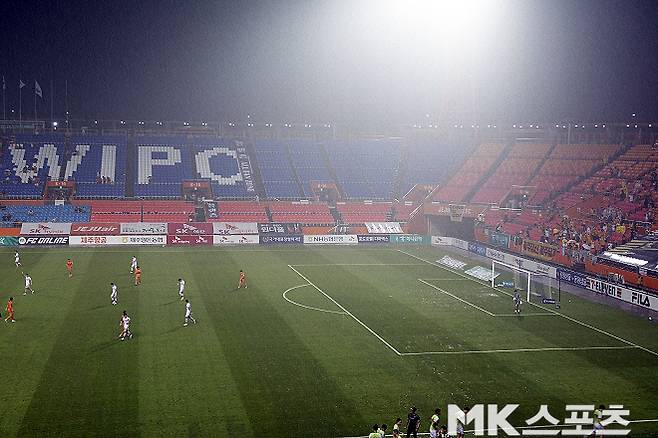 8월 30일 제주 SK와 광주 FC의 경기가 펼쳐지고 있는 제주월드컵경기장. 사진=이근승 기자